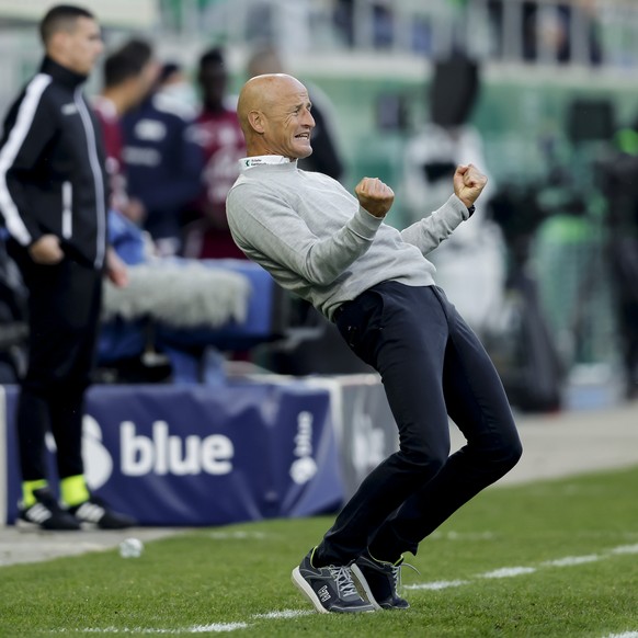 St. Gallens Trainer Peter Zeidler waehrend dem Meisterschaftsspiel der Super League zwischen dem FC St. Gallen und Servette FC am Sonntag, 17. Oktober 2021, im Stadion Kybunpark in St. Gallen. (KEYSTO ...