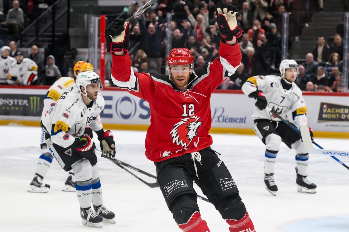 Joie de Michael Raffl (LHC) apres avoir marque le premier but lors de l'acte 2 des demi-finales des play-off du championnat suisse de hockey sur glace de National League entre Lausanne HC et HC F ...