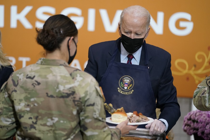 US-Präsident Joe Biden bedient in Fort Bragg Soldaten anlässlich des Feiertags Thanksgiving, 22. November. 