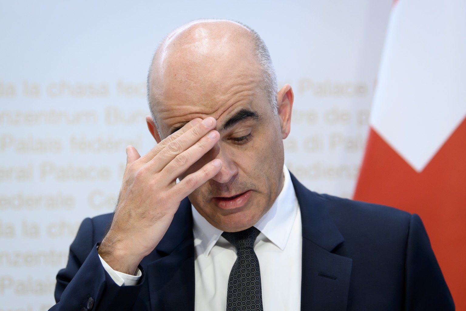 Bundesrat Alain Berset spricht an einer Medienkonferenz, am Freitag, 18. Dezember 2020, im Medienzentrum Bundeshaus in Bern zur Verschaerfung der Corona-Massnahmen wegen der weitherhin hohen Fallzahle ...