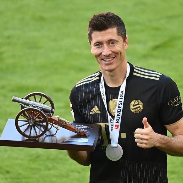 epa09220462 Robert Lewandowski of FC Bayern Muenchen raises the top goalscorer of the season award following the German Bundesliga soccer match between FC Bayern Muenchen and FC Augsburg at Allianz Ar ...