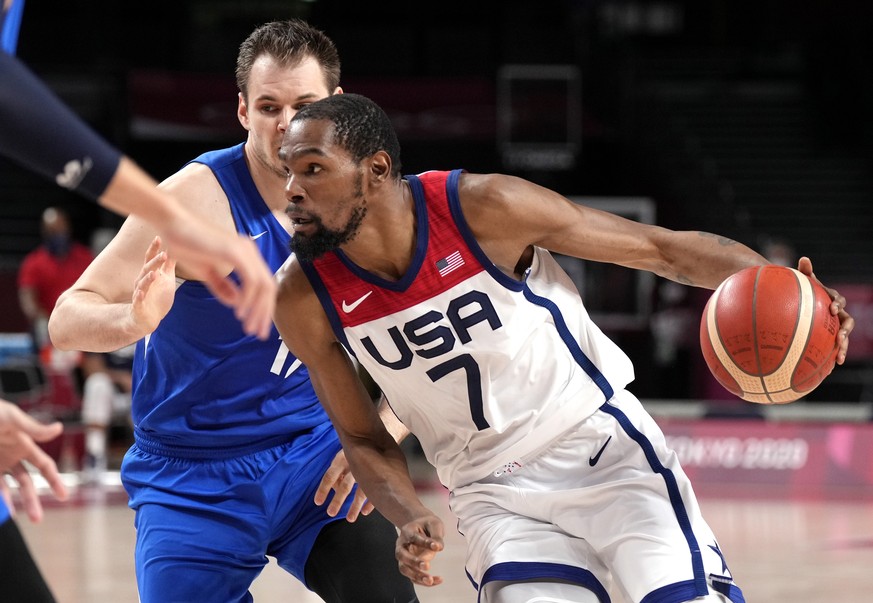 epa09382861 Kevin Durant (R) of USA in action against Jaromir Bohacik (L) of Czech Republic during the Men&#039;s Basketball preliminary round match between USA and Czech Republic at the Tokyo 2020 Ol ...