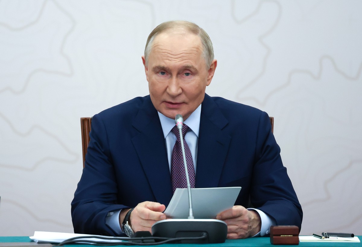 epa12476758 Russian President Vladimir Putin attends the sidelines of the Russian Geographical Society congress in Moscow, Russia, 23 October 2025. EPA/VYACHESLAV PROKOFYEV / SPUTNIK / KREMLIN POOL MA ...