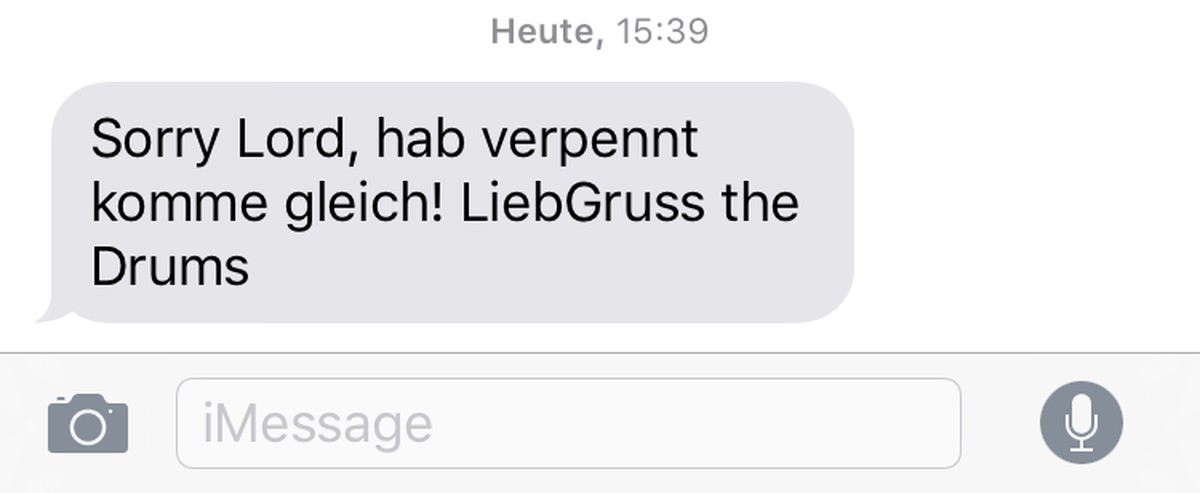 PS: Das SMS haben wir nachgestellt. The Drums hat nicht wirklich bis 15.39 Uhr geschlafen. Also ja, wir wissen es nicht ...
