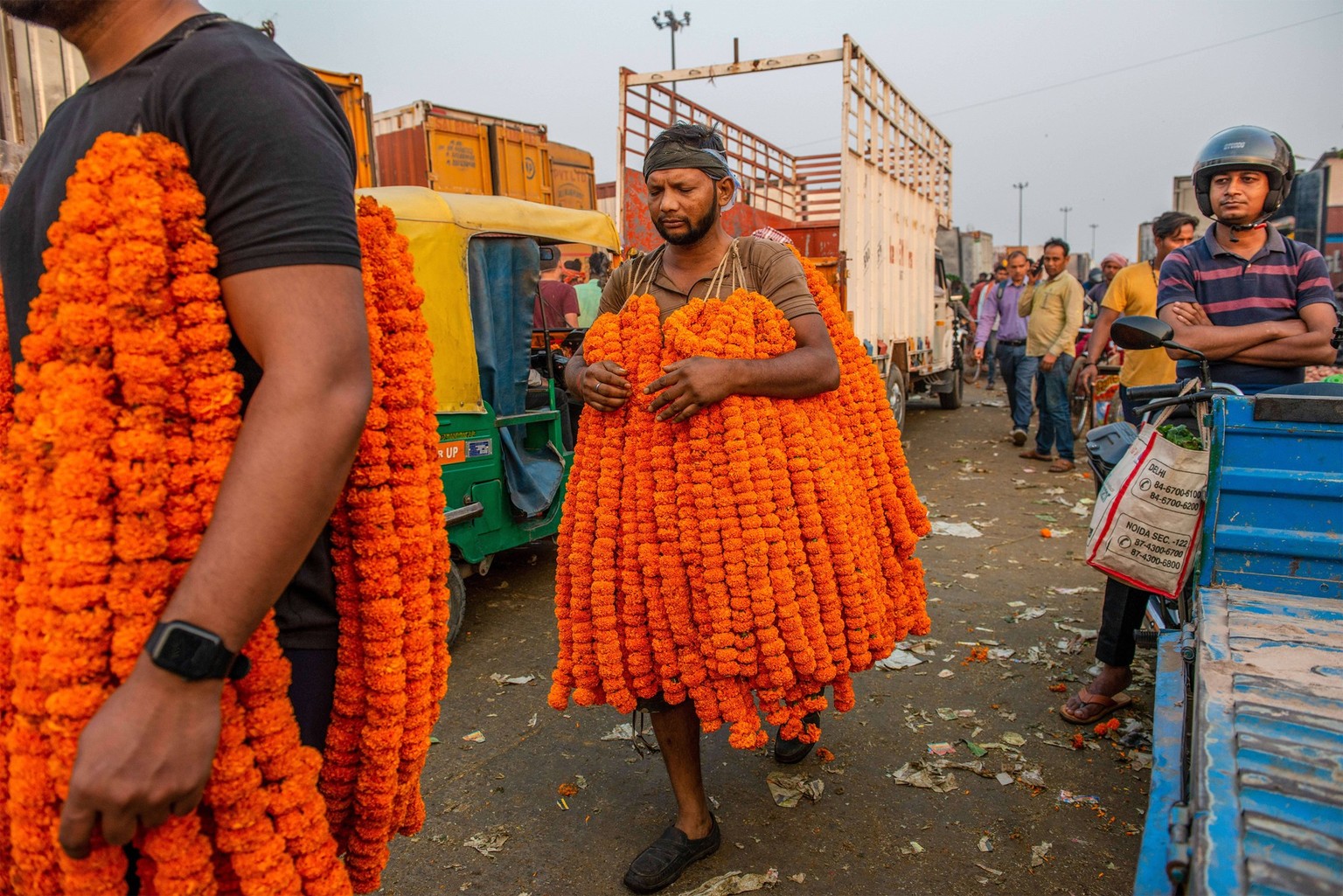 Ein Mann verkauft am 24. Oktober 2022 in Neu-Delhi, Ringelblumen Girlanden als Dekoration für das Diwali, Lichterfest in Indien. <br />” data-image-id=”4287812297999691″ data-link=”/u/zoom?url=/imgdb/315a/Qx,E,0,0,2000,1335,833,556,333,222/4287812297999691&caption=A man sells on October 24, 2022 in New Delhi, marigold garlands as decoration for Diwali, festival of lights in India. <br />&source=image: Pradeep Gaur/Imago”></div>
<div class=