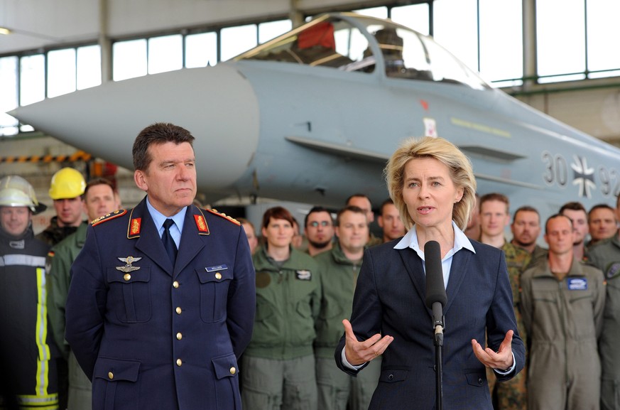 ... oder der deutsche Generalleutnant Karl Müllner&nbsp;– hier lauscht er einer Rede von Verteidigungsministerin Ursula von der Leyen.