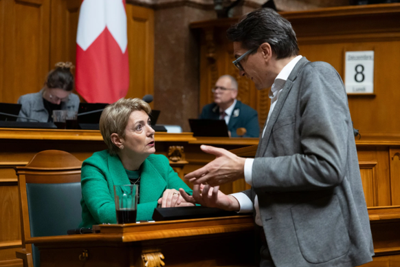 Redebedarf: Finanzministerin Karin Keller-Sutter diskutiert mit Grünen-Nationalrat Gerhard Andrey während der Budgetdebatte in der Wintersession.