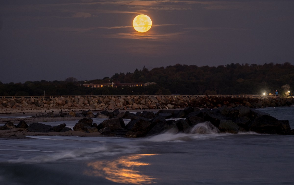 The full Hunters moon sets in Niendorf at the Baltic Sea, Germany, early Thursday, Oct. 17, 2024. (AP Photo/Michael Probst)