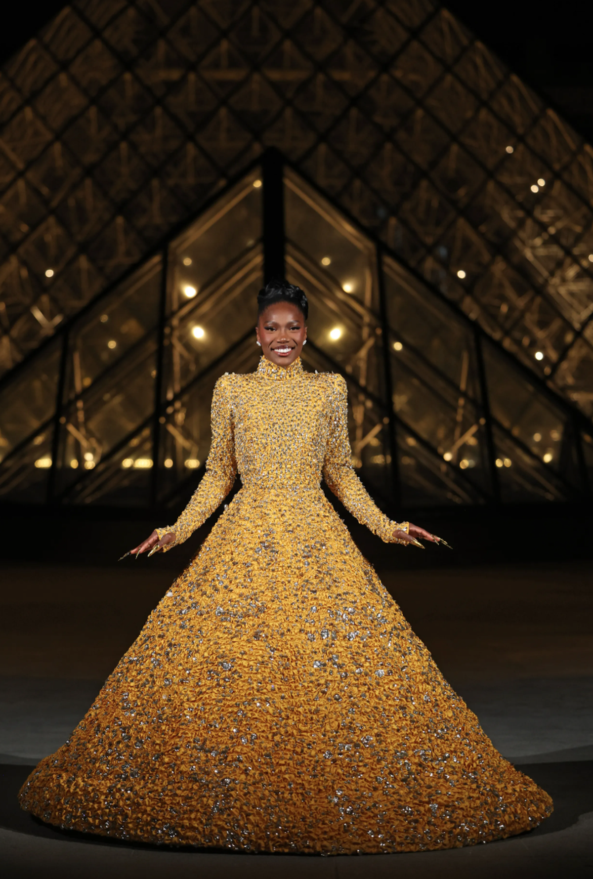Sculpturale en Valentino pour le Grand Dîner du Louvre, ce 4 mars.