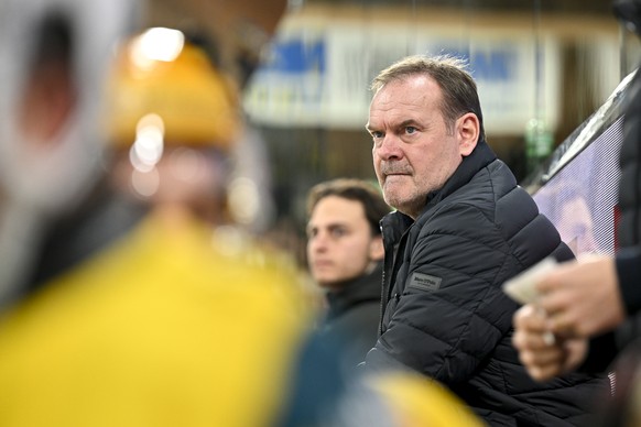 Head Coach Heinz Ehlers (SCB) hinter der Bande, im Eishockey Spiel der National League zwischen HC Davos, HCD und SC Bern, SCB, am Sonntag, 12. Oktober 2025, in der zondacrypto-Arena in Davos. (KEYSTO ...