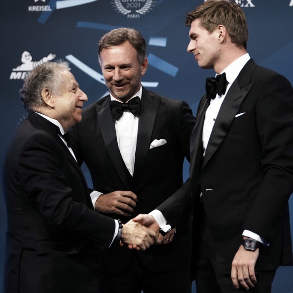 Verstappen erhält die Glückwünsche von FIA-Präsident Jean Todt, in der Mitte Red-Bull-Teamchef Christian Horner.