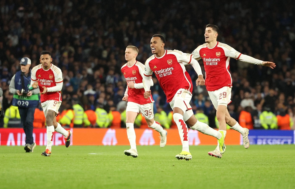 epa11217547 Arsenal players celebrate after the team won the penalty shoot-out of the UEFA Champions League Round of 16, 2nd leg match between Arsenal and Porto in London, Britain, 12 March 2024. EPA/ ...