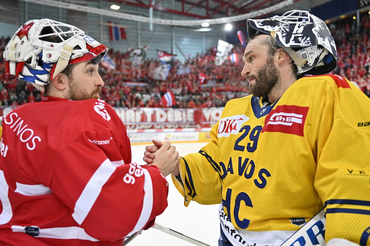 SC Rapperswil-Jona Lakers Torhueter Melvin Nyffeler, links, und Davos Torhueter Sandro Aeschlimann, nach Spiel 7 des Playoff 1/4 Final Eishockeyspiels der National League zwischen den Rapperswil-Jona  ...
