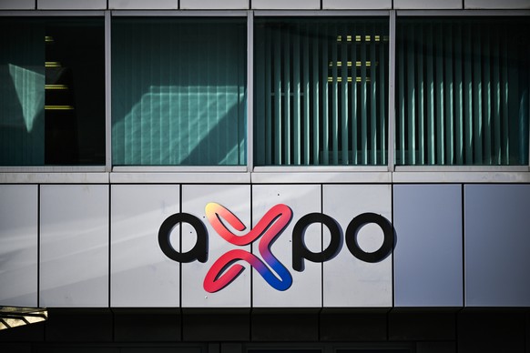 ARCHIVBILD ZUR ABSTIMMUNG IN SCHAFFHAUSEN UEBER DIE AXPO-VERTRAEGE --- Logo der Axpo beim Wasserkraftwerk Reichenau, aufgenommen am Mittwoch, 14. Februar 2024, in Domat/EMS. (KEYSTONE/Gian Ehrenzeller ...