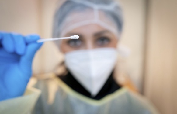 The paramedic Nargis shows a swab for a corona rapid test, at test station for media and technicians, at the venue for a digital party convention of Germany&#039;s Green Party, in Berlin, Germany, Sun ...