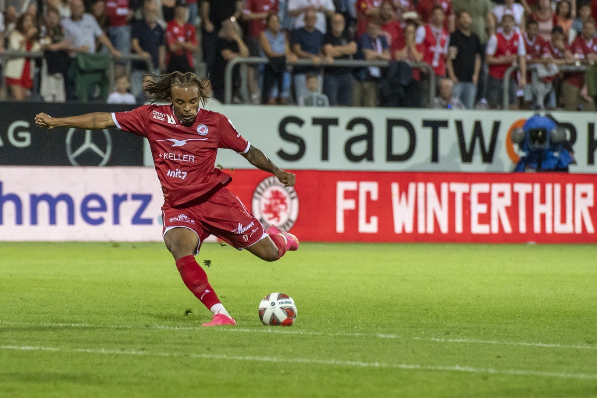 Samuel Ballet, links, von Winterthur im Spiel gegen Martin Frydek, mitte, von Luzern beim Super League Meisterschaftsspiel zwischen FC Winterthur und dem FC Luzern vom Samstag, 22. Juli 2023 in Winter ...