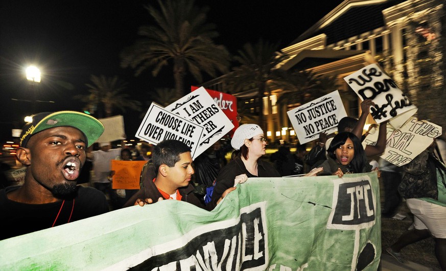 Protest gegen das Michael-Dunn-Urteil. Wie schon in den Protesten im Todesfall von Trayvon Martin wird ‹No Justice, No Peace› skandiert: Keine Gerechtigkeit, kein Frieden.