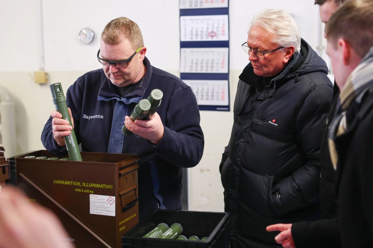 Armin Papperger, PDG de Rheinmetall (à droite), ici lors d'une visite de l'usine allemande d'Harzgerode (centre) en janvier.