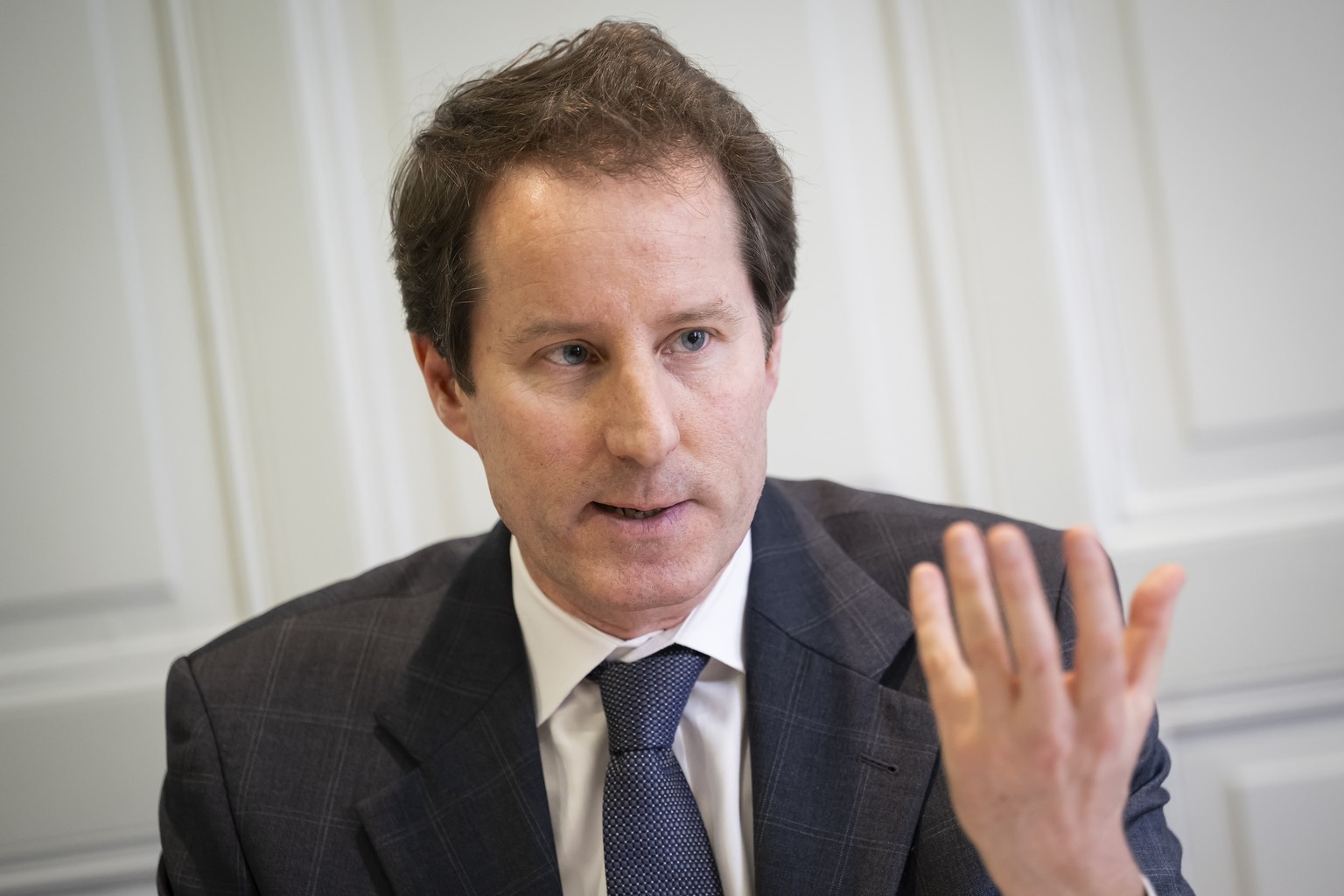 Nationalrat Thomas Aeschi (ZG), Fraktionspraesident SVP, spricht an einem Point de Presse der SVP kurz nach einer Medienkonferenz im Rahmen der Konsultation der APK-N zum Entwurf des Mandats fuer die  ...