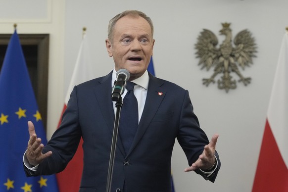 Lider polskiej opozycji Donald Tusk przemawia podczas ceremonii podpisania porozumienia koalicyjnego, które przypieczętował z przywódcami innych partii, w Warszawie, piątek, 10 listopada 2023 r. Czołowi...