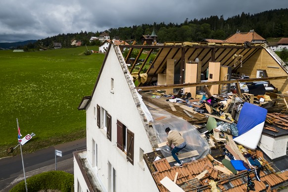 Jirawat Jun-en, proprietaire du restaurant Siam Orchidee, constate les degats dans son appartement, un jour apres le passage de la forte tempete le mardi 25 juillet 2023 au Cret-du-Locle a cote de La  ...