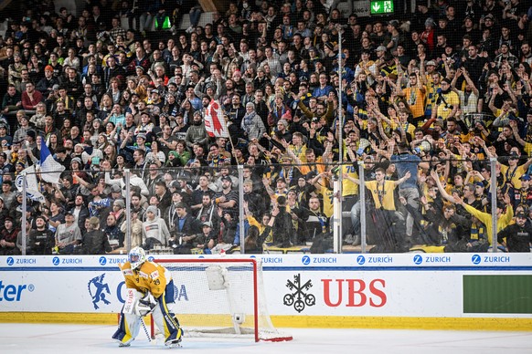 Davos&#039; goalkeeper Sandro Aeschlimann and fans during the game between Switzerland&#039;s HC Ambri-Piotta and HC Davos, at the 94th Spengler Cup ice hockey tournament in Davos, Switzerland, Friday ...