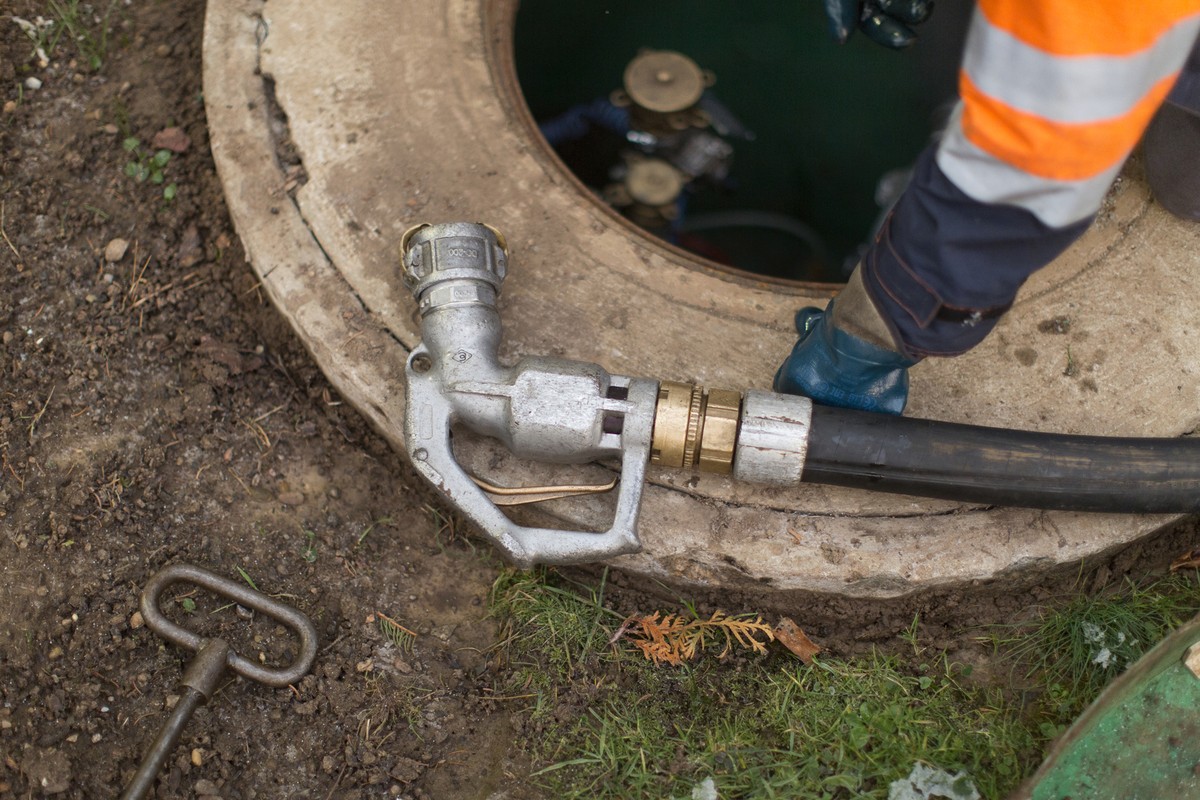 ZUM THEMA HEIZOEL STELLEN WIR IHNEN HEUTE, MITTWOCH, 11. FEBRUAR 2015, FOLGENDES NEUE BILDMATERIAL ZUR VERFUEGUNG --- A chauffeur of heating oil supplier Osterwalder at work delivering heating oil, ca ...