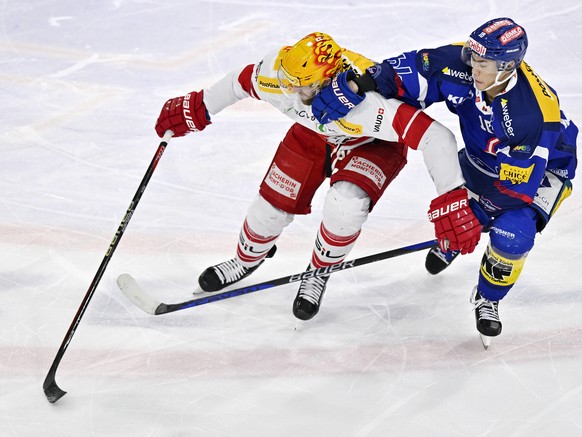 Lausanne's Jerry Secak, left, against Kloten's Jonathan Ang, right, in the National League Ice Hockey Championship match between EHC Kloten and Lausanne HC at Stimo Arena in Kloten ...