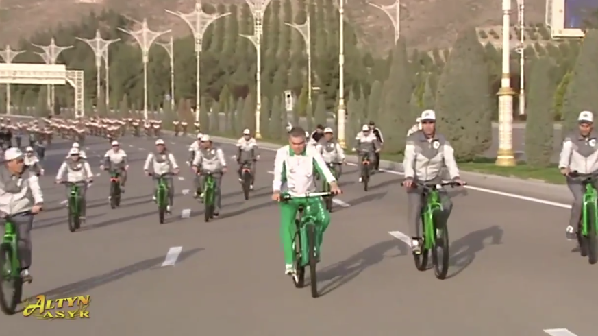 Turkmenistans Machthaber Gurbanguly Berdymuchammedow fährt Velo.