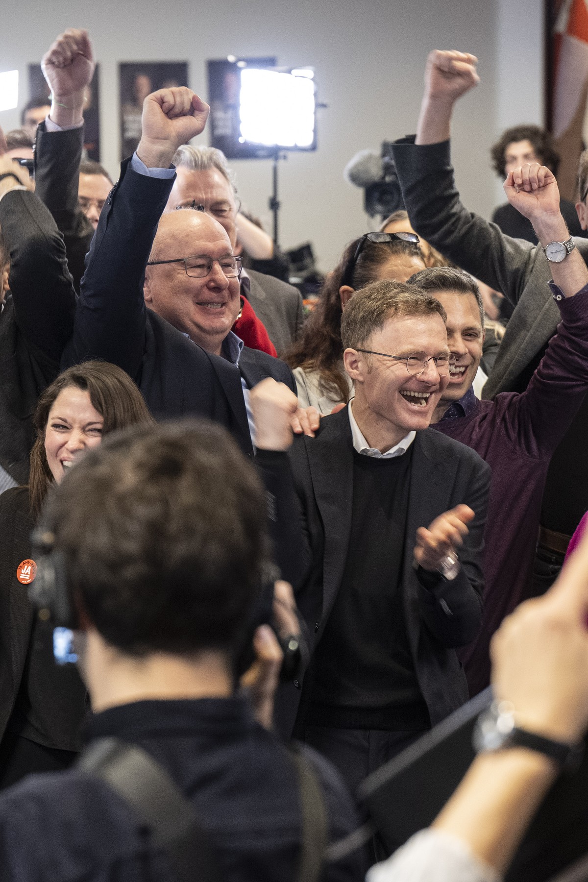 Pierre-Yves Maillard, Praesident des Schweizerischen Gewerkschaftsbundes SGB, und Daniel Lampart, Chefoekonom SGB, von links, freuen sich ueber die erste Prognose zum Abstimmungsergebnis zur 13. AHV R ...