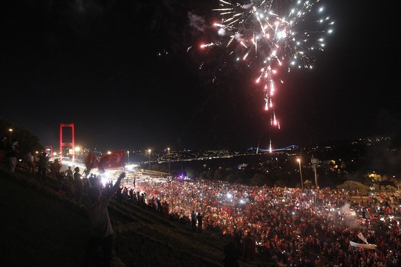 epa05435598 Supporters of Turkish President Recep Tayyip Erdogan hold Turkish flags at Bosphorus Bridge during a demonstration against the failed coup in Istanbul, Turkey 21 July 2016. Turkish Preside ...