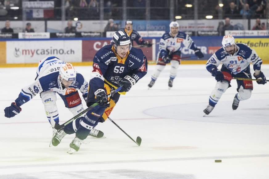 Zugs Dario Simion trifft zum 3:1 Tor im fuenften Playoff-Final Eishockeyspiel der National League zwischen dem EV Zug und ZSC Lions am Mittwoch, 27. April 2022, in der Bossard Arena in Zug. (KEYSTONE/ ...