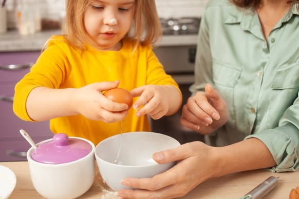 kind mutter grossmutter kochen küche ei eier backen guetzli