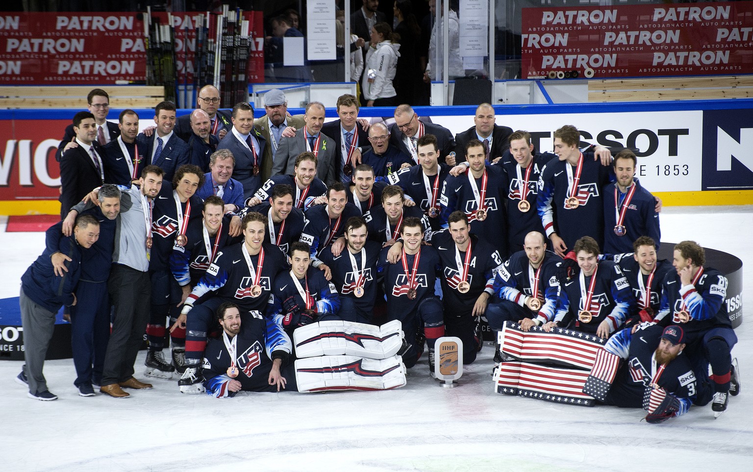 epa06752611 Team of USA with the bronze medal after the IIHF World Championship bronze medal ice hockey match between Canada and USA in Royal Arena in Copenhagen, Denmark, 20 May 2018. EPA/LISELOTTE S ...