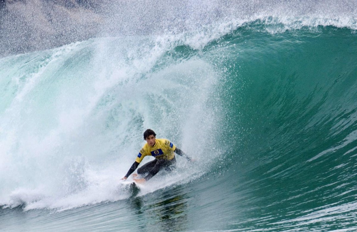 Sur cette image publiée par l'Association of Surfing Professionals, Hodei Collaza chevauche une vague sur sa planche de surf lors du deuxième tour du Billabong Pro, tournoi de surf, pour battre T ...