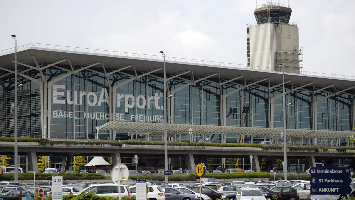 ZUR MELDUNG, DASS SICH DIE SWISS VOM FLUGHAFEN BASEL-MUELHAUSEN ZURUECKZIEHE, STELLEN WIR IHNEN AM MITTWOCH, 9. JULI 2014 FOLGENDES ARCHIVBILD ZUR VERFUEGUNG - Der Flughafen "EuroAirport", a ...