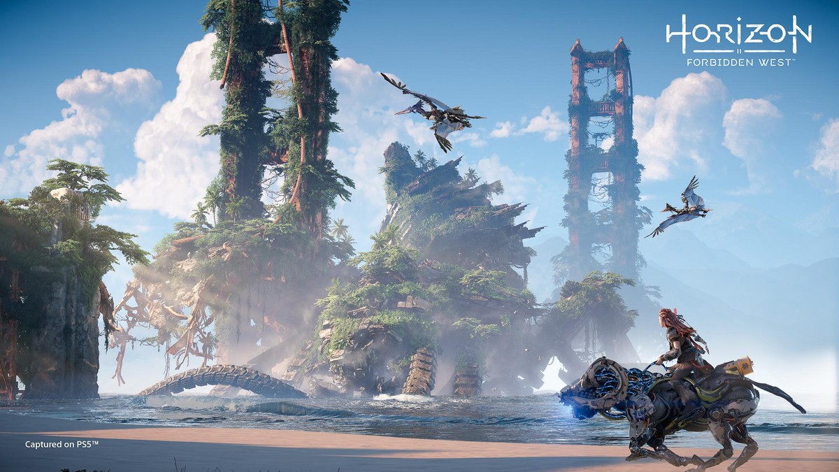 Wunderschöne Endzeit: Aloy reitet an der grösstenteils zerstörten, von Pflanzen überwucherten Golden Gate Brücke vorbei.