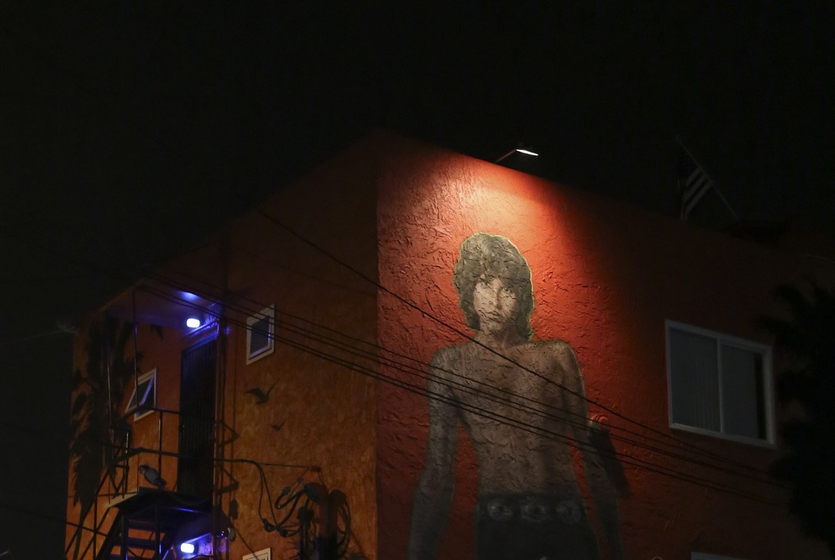 epa07202169 (FILE) - A mural of the late musician Jim Morrison of The Doors classic rock band attracts fans after the 'Day of The Doors' ceremony in Venice, California USA, 04 January 2017 ( ...