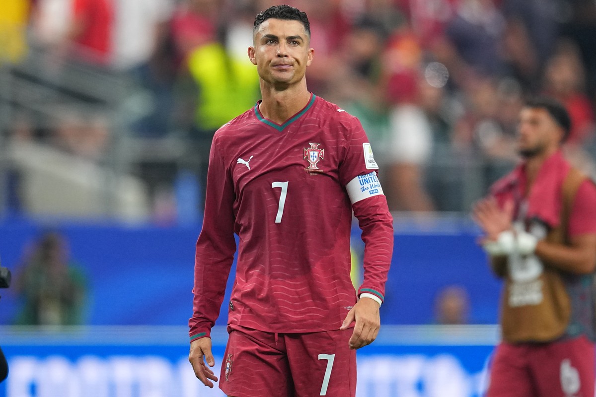 Portugal's Cristiano Ronaldo (7) leaves the pitch after the World Cup round of 16 soccer match between Portugal and Spain in Arlington, Texas, near Dallas, Monday, July 6, 2026. (AP Photo/Julio C ...