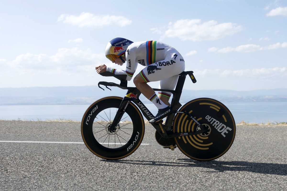 epa13124961 Belgian cyclist Remco Evenepoel of Red Bull - Bora - Hansgrohe in action during Stage 16 of the Tour de France, a 26.1 km Individual time-trial (ITT) from Evian-les-Bains to Thonon-les-Bai ...