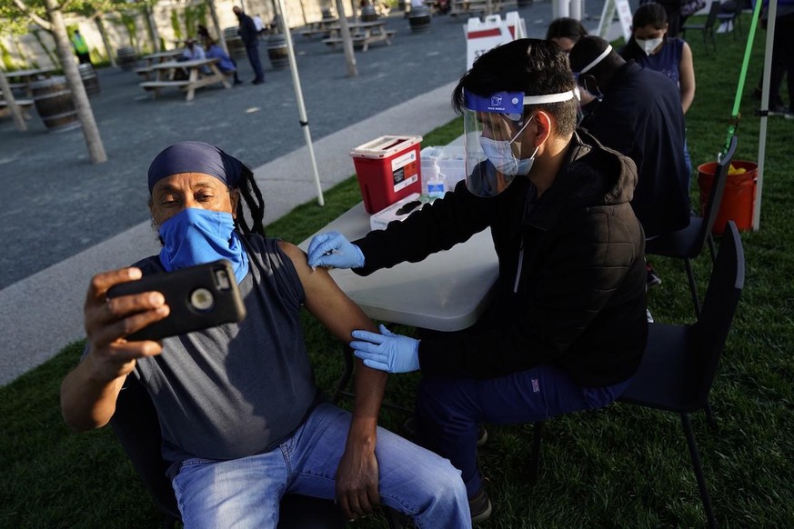 epa09182121 A member of the public is inoculated with the a dose of the Johnson and Johnson COVID-19 vaccine, during a &#039;Take The Shot - Get a Beer&#039; event in Washington DC, USA, 06 May 2021.  ...