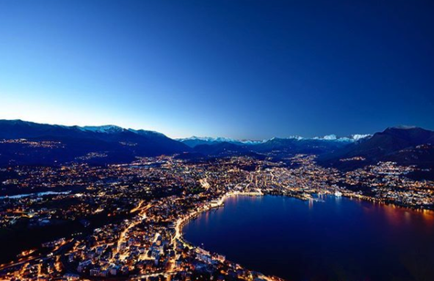 Lugano beim Eindunkeln vom San Salvatore aus.