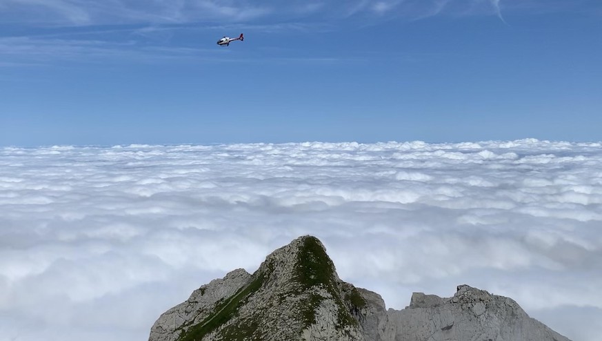 Das erste Nebelmeer des Jahres? Das Bild entstand diese Woche auf einem Gipfel, den wir weiter unten erfragen. Erkennst du den Berg hier schon?