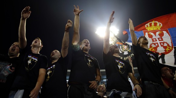 Heissblütige Fans der Serben vor dem Anpfiff.