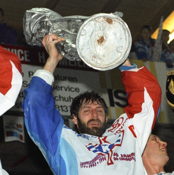 Der Eishockeyspieler Felix Hollenstein des EHC Kloten stemmt am 1. April 1995 im Stadion Schluefweg in Kloten, Schweiz, den Pokal der Schweizer Eishockeymeisterschaft. (KEYSTONE/Str)