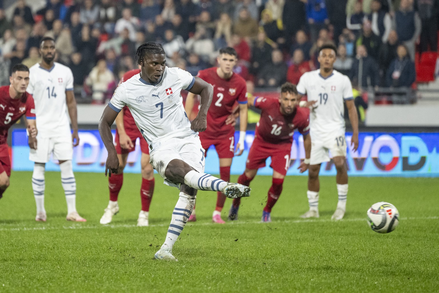 epa11656454 Switzerland&#039;s Breel Embolo fails to score from the penalty spot during the UEFA Nations League group A soccer match between Serbia and Switzerland in Leskovac, Serbia, 12 October 2024 ...