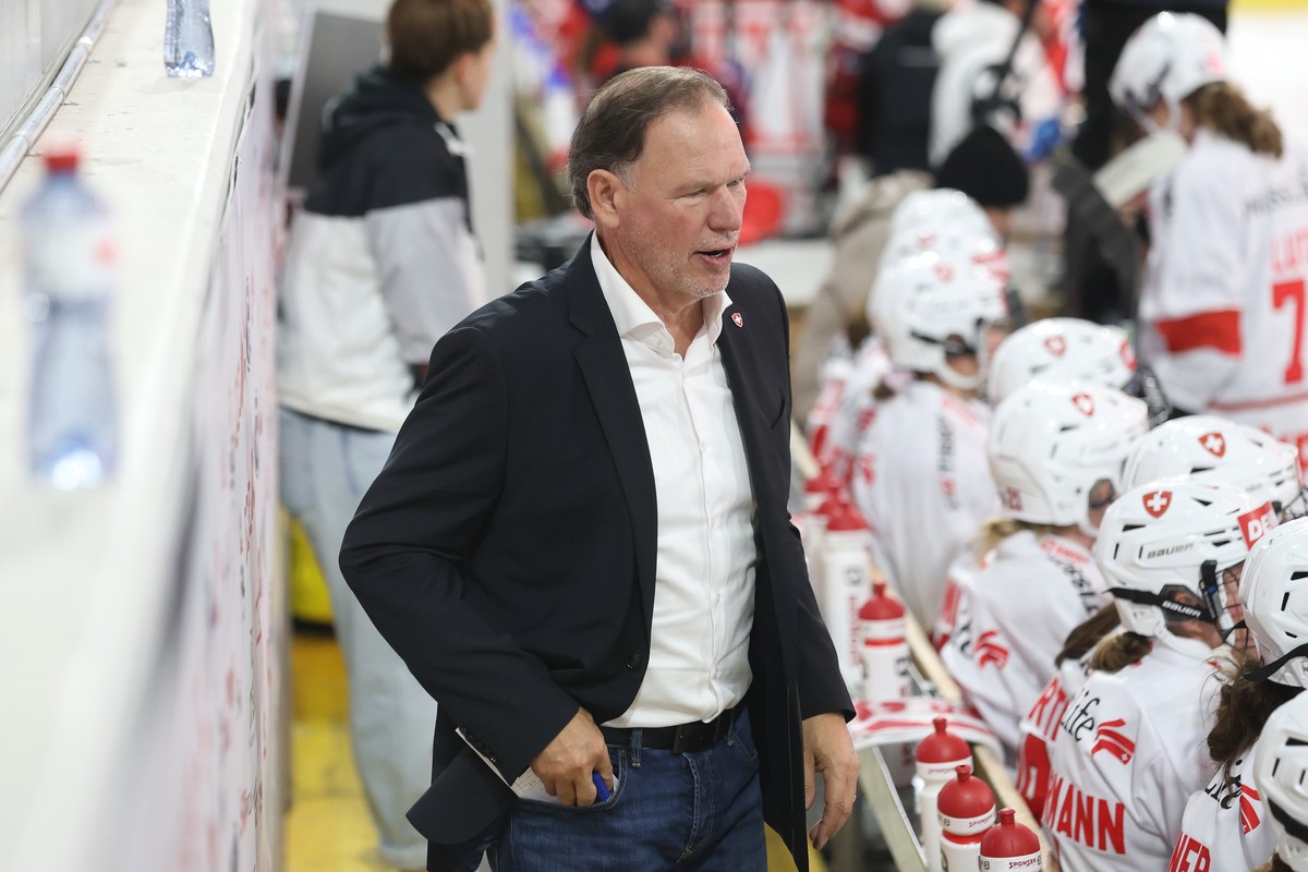 Der Schweizer Head Coach Colin Muller im Womens Hockey Euro Tour Spiel der Frauen Eishockey Nationalmannschaft zwischen der Schweiz und Tschechien, am Freitag, den 29. August 2025 in der Swiss Arena i ...