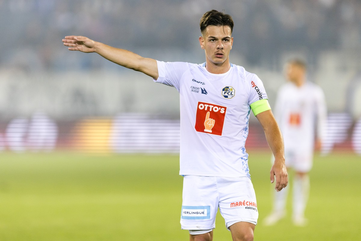 FC Luzerns Ardon Jashari gibt Anweisungen im Fussball Meisterschaftsspiel der Super League zwischen dem FC Luzern und dem FC St. Gallen am Samstag, 20. Mai 2023 in der Swissporarena in Luzern. (KEYSTO ...