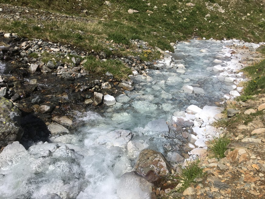 Die Aluminium-Flocken färben einen Abschnitt des Bergbachs weiss. © Christoph Wanner, Institut für Geologie, Universität Bern