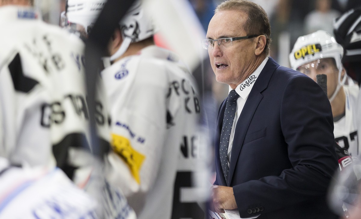 L'entraineur fribourgeois Larry Huras lors de la rencontre de coupe suisse de hockey sur glace, entre le HC Red Ice Martigny et le HC Fribourg-Gotteron, ce mardi, 27 septembre 2016, a la patinoir ...